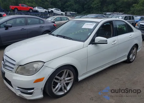 2012 Mercedes-Benz C 300 Luxury 4Matic/Sport 4Matic z USA, uszkodzony, nr VIN WDDGF8BB6CA599470